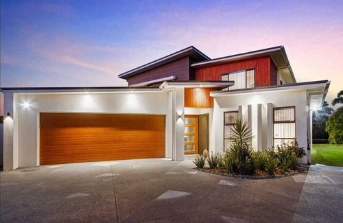 Helensvale House | Waterfront close to theme parks