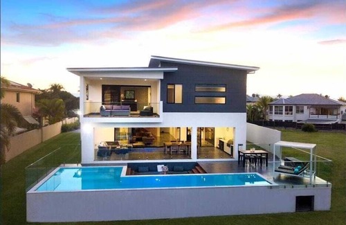 Helensvale House | Waterfront close to theme parks