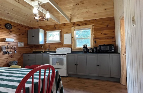 Stanhope Cottage | Waterfront Club House-up to 10 people-new renovations