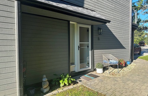 Collingwood House | Waterfront Collingwood Bungalow Design Condo Stacked Townhouse + Trails/Blue Mtn