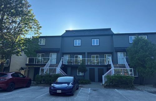 Collingwood House | Waterfront Collingwood Bungalow Design Condo Stacked Townhouse + Trails/Blue Mtn