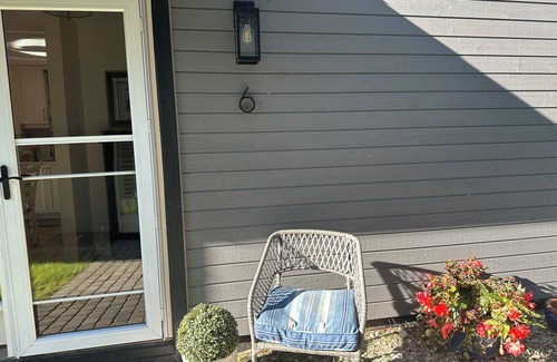 Collingwood House | Waterfront Collingwood Bungalow Design Condo Stacked Townhouse + Trails/Blue Mtn