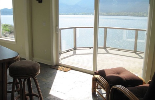 Stevenson House | Waterfront "Columbia Gorge River House" Private Water Access, Stunning Views!