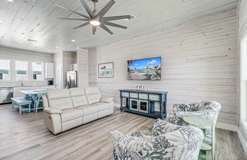 Palm Harbor House | Waterfront,Community Pool, Personal Hottub,Walk to Bars, Restaurants and Pier