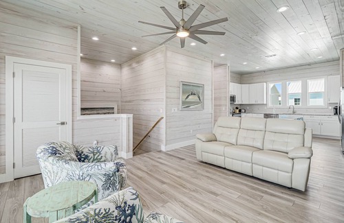 Palm Harbor House | Waterfront,Community Pool, Personal Hottub,Walk to Bars, Restaurants and Pier