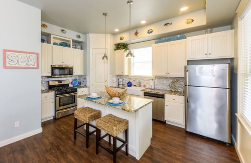 Sailhouse House | Waterfront community with its own private beach and fishing pier.