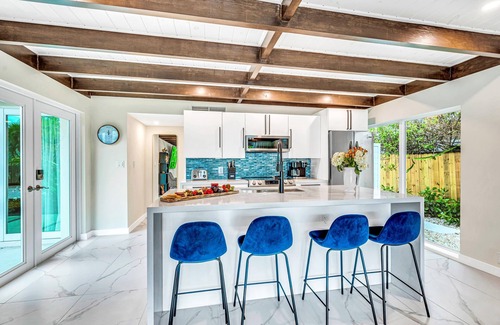 Coral Ridge Villa | Waterfront Compound/2 Heated Pools/SaltAire & Lime Keys