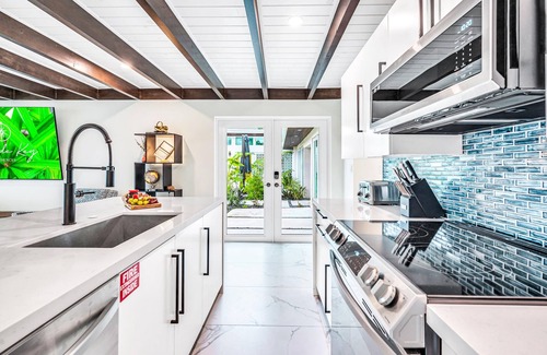 Coral Ridge Villa | Waterfront Compound/2 Heated Pools/SaltAire & Lime Keys