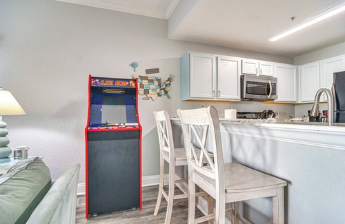 Treasure Island Condo | Waterfront Condo w/Arcade in Treasure Island!
