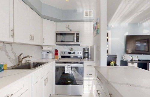 Pompano Beach Condo | Waterfront condo near beach w/Intracoastal Waterway view, shared pool