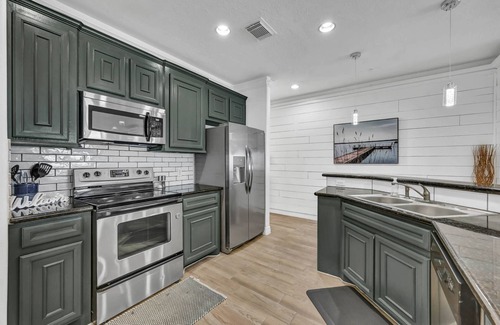 Seven Coves Condo | Waterfront Condo with Pool, Boat Access, Tennis Courts & Fully Equipped Kitchen | Ideal Lake Getaway