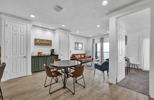 Seven Coves Condo | Waterfront Condo with Pool, Boat Access, Tennis Courts & Fully Equipped Kitchen | Ideal Lake Getaway