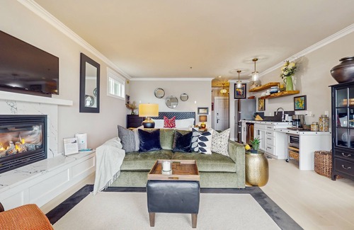 Langley Apartment | Waterfront Condo with Stunning Ocean & Mountain Views – Steps from the Shore