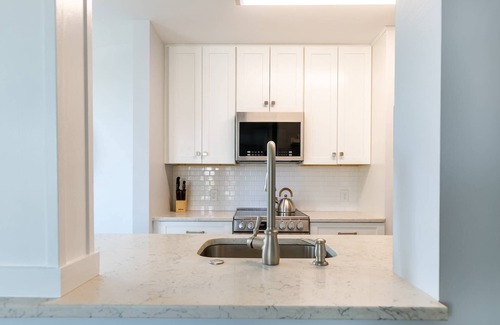 Eastport Condo | Waterfront Condo with Rooftop Pool, Spa Creek Views & Prime Eastport Location with Parking