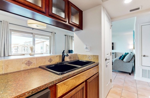 Harbor Oaks Condo | Waterfront condo with bay view, outdoor pool, tennis, dock, balcony, W/D, & AC