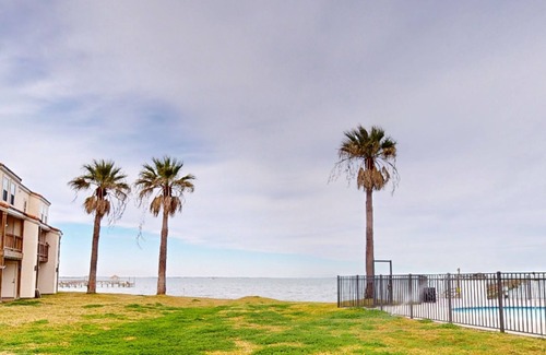 Harbor Oaks Condo | Waterfront condo with bay view, outdoor pool, tennis, dock, balcony, W/D, & AC