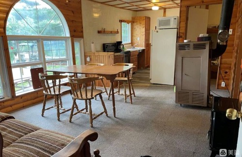 McArthurs Mills Cottage | Waterfront Cottage - Clear Lake STARLINK internet Crown Land Great Hike Fishing