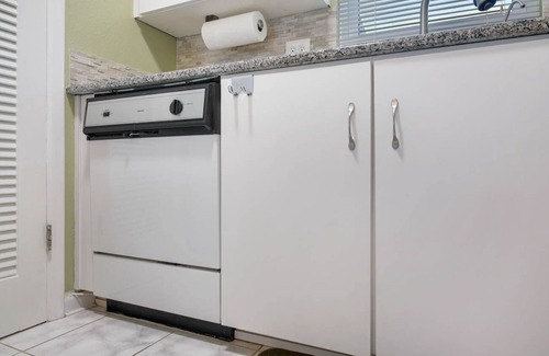 Flor-a-mar House | Waterfront Cottage, 2 bd, 1 Ba, Tandem Kayak, 2 SUPs, 4 Bikes, Dock and Lift