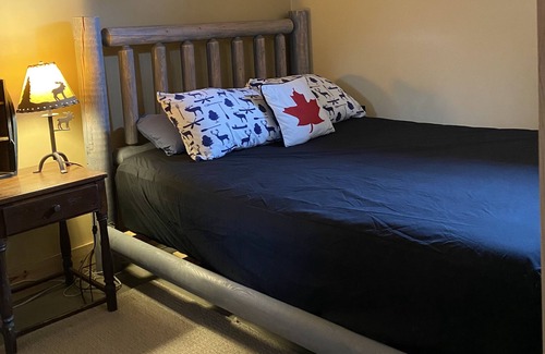 Janetville Cottage | Waterfront Cottage ! Sandy swimming area, games room & hot tub ! Unique charm !