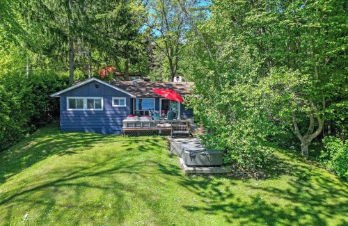 Bobcaygeon Cottage | Waterfront Cottage on Kawartha Lakes with the Hot Tub