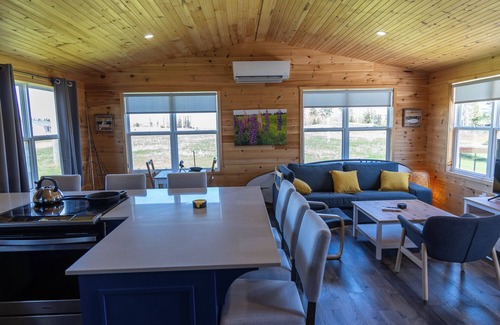 Lakeside Cottage | Waterfront cottage with private dock and Kayaks. 5 minutes to Lakeside Beach.