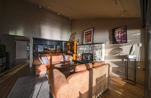Vancouver Cottage | Waterfront Cottage with Superb Coastline Views in West Vancouver