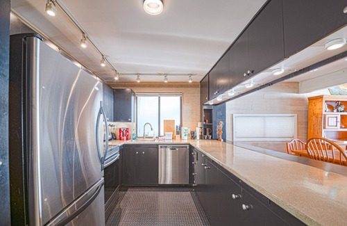 Vancouver Cottage | Waterfront Cottage with Superb Coastline Views in West Vancouver