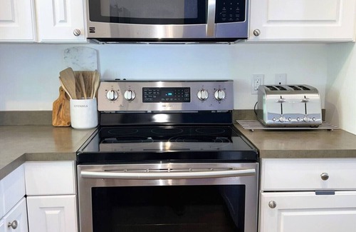 Cherry Valley Cottage | Waterfront Cottage in Gated community resort.