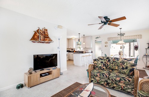 Little Venice House | Waterfront Cottage: 60-ft. dock, Fish Station, free WiFI, 3 TVs & washer/dryer