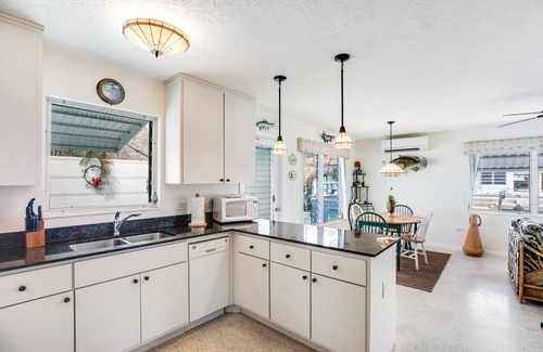 Little Venice House | Waterfront Cottage: 60-ft. dock, Fish Station, free WiFI, 3 TVs & washer/dryer