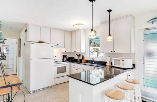 Little Venice House | Waterfront Cottage: 60-ft. dock, Fish Station, free WiFI, 3 TVs & washer/dryer