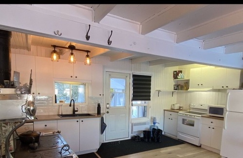 Chertsey Cabin | WATERFRONT COTTAGE
