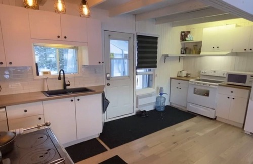 Chertsey Cabin | WATERFRONT COTTAGE