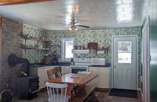 Abitibi-Temiscamingue Cottage | Waterfront cottage perfect for kids in charming Fugereville