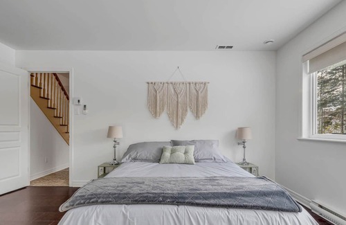 Lac Beauport Cottage | Waterfront cottage near hiking and biking trails
