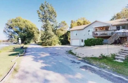 Port Franks House | Waterfront cottage | Sleeps 10 | Steps away from Port Franks private beach