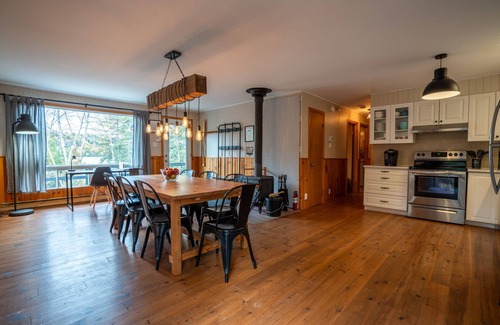 Saint Zenon Ski Chalet | Waterfront cottage and spa