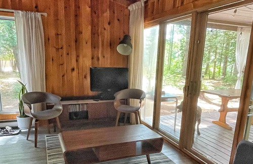 Val-des-Bois Ski Chalet | Waterfront Cottage - mix of forest and sandy beach 80km from Ottawa’s Parliament