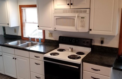Colton House | Waterfront Cottage - Hot Tub - Free kayaks & Canoes - Sleeps 6 - Pets Welcome!