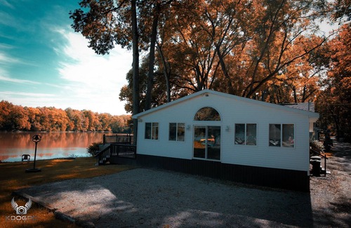 Colton House | Waterfront Cottage - Hot Tub - Free kayaks & Canoes - Sleeps 6 - Pets Welcome!
