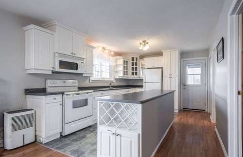 Wellington Cottage | Waterfront Cottage in Prince Edward County - Close to Wellington and Wineries