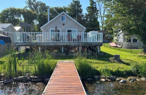 Scugog House | Waterfront Cottage Near Toronto Private Dock, Water Crafts, BBQ Wi-Fi - Sleeps 4
