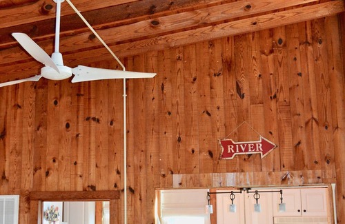 Edwardsville Cottage | Waterfront Cottage On Candy Point: Family-Friendly and Dog-Friendly!