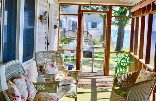 Edwardsville Cottage | Waterfront Cottage On Candy Point: Family-Friendly and Dog-Friendly!