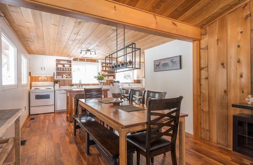 Selwyn Cottage | Waterfront Cottage on the Lake, with Game Room, Sunroom