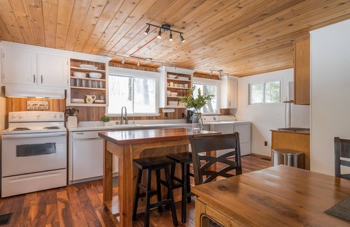Selwyn Cottage | Waterfront Cottage on the Lake, with Game Room, Sunroom