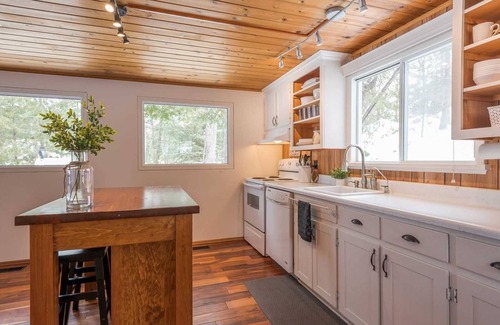 Selwyn Cottage | Waterfront Cottage on the Lake, with Game Room, Sunroom
