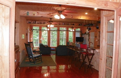 Hot Springs House | WATERFRONT COTTAGE~PRIVATE~PETS~FIREPLACE~CLOSE TO TOWN~FISHING~