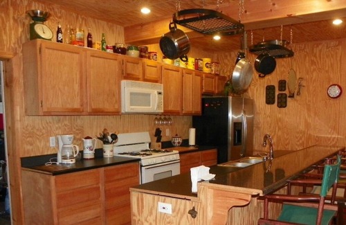 Hot Springs House | WATERFRONT COTTAGE~PRIVATE~PETS~FIREPLACE~CLOSE TO TOWN~FISHING~