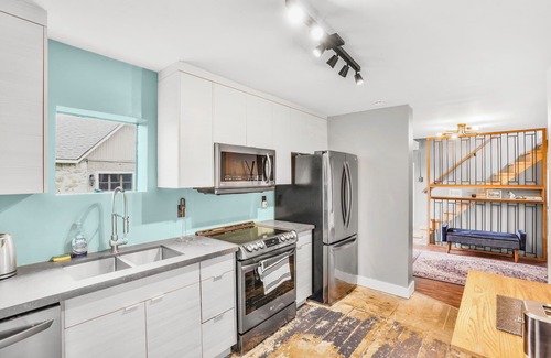 Fort Erie House | Waterfront Cottage | Private Beach & Sunset Views!
